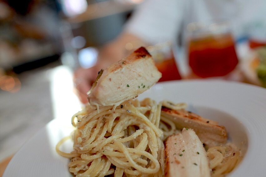 高雄市仁武區吃。高雄市｜仁武區。「三十早人羽''仁武總店''Han's coffee」新店報報!!!! 門面氣派複合式咖啡廳，全台唯