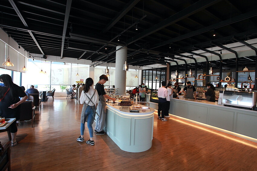 高雄市仁武區吃。高雄市｜仁武區。「三十早人羽''仁武總店''Han's coffee」新店報報!!!! 門面氣派複合式咖啡廳，全台唯