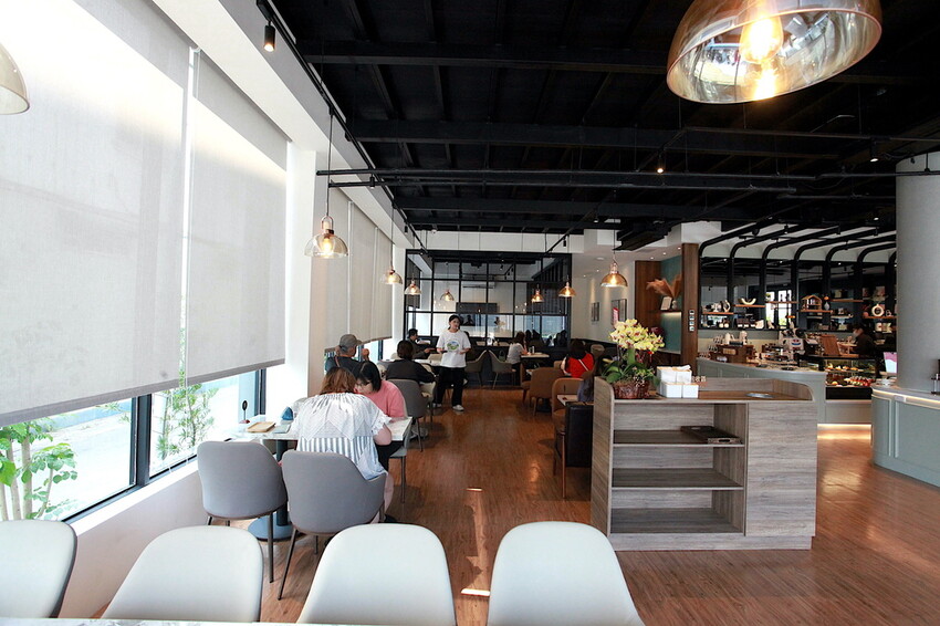 高雄市仁武區吃。高雄市｜仁武區。「三十早人羽''仁武總店''Han's coffee」新店報報!!!! 門面氣派複合式咖啡廳，全台唯