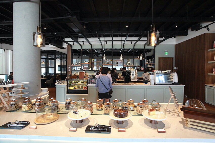 高雄市仁武區吃。高雄市｜仁武區。「三十早人羽''仁武總店''Han's coffee」新店報報!!!! 門面氣派複合式咖啡廳，全台唯