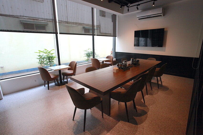 高雄市仁武區吃。高雄市｜仁武區。「三十早人羽''仁武總店''Han's coffee」新店報報!!!! 門面氣派複合式咖啡廳，全台唯