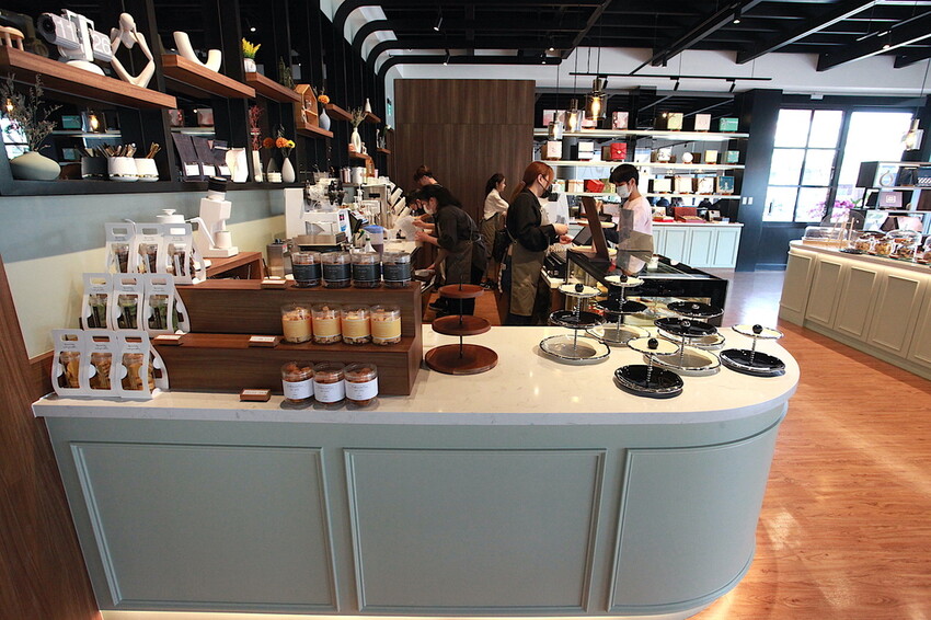 高雄市仁武區吃。高雄市｜仁武區。「三十早人羽''仁武總店''Han's coffee」新店報報!!!! 門面氣派複合式咖啡廳，全台唯