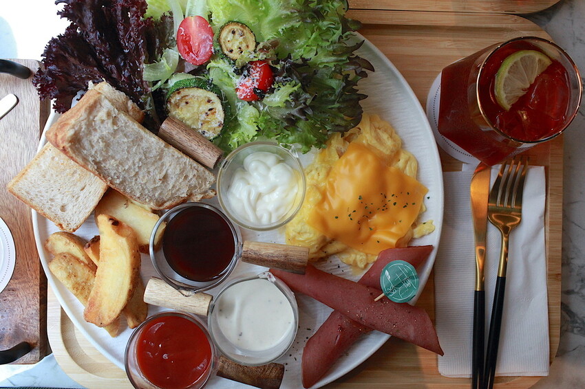 高雄市仁武區吃。高雄市｜仁武區。「三十早人羽''仁武總店''Han's coffee」新店報報!!!! 門面氣派複合式咖啡廳，全台唯