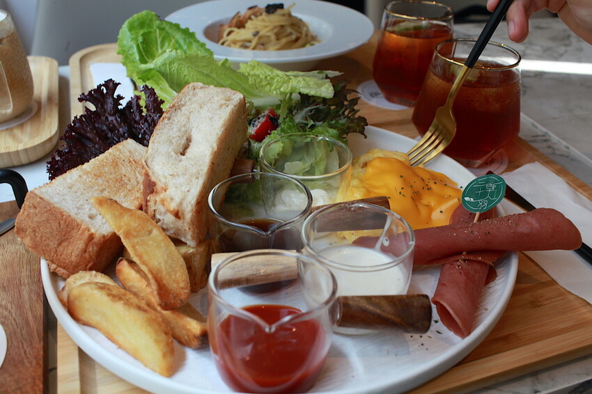 高雄市仁武區吃。高雄市｜仁武區。「三十早人羽''仁武總店''Han's coffee」新店報報!!!! 門面氣派複合式咖啡廳，全台唯