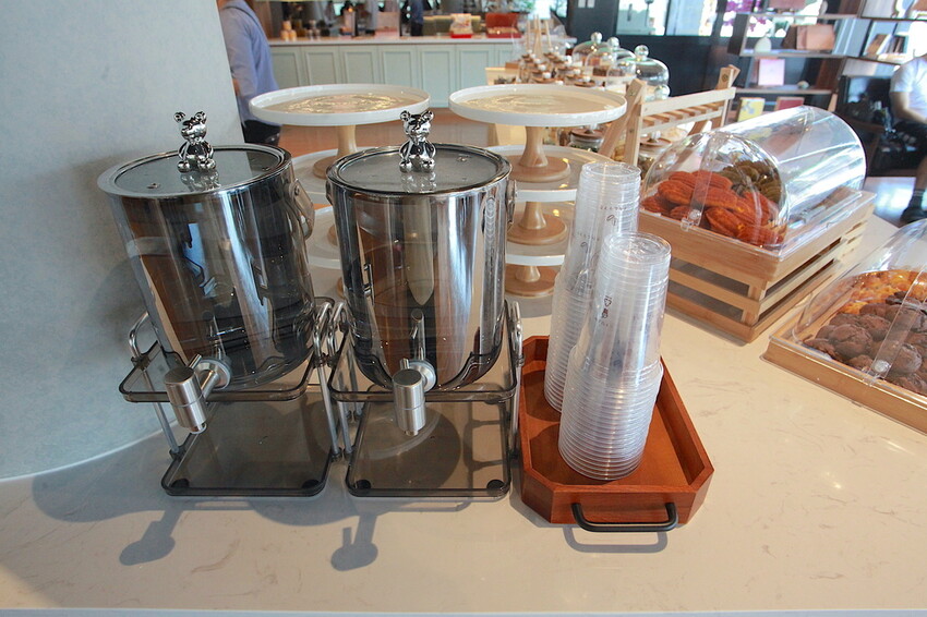 高雄市仁武區吃。高雄市｜仁武區。「三十早人羽''仁武總店''Han's coffee」新店報報!!!! 門面氣派複合式咖啡廳，全台唯