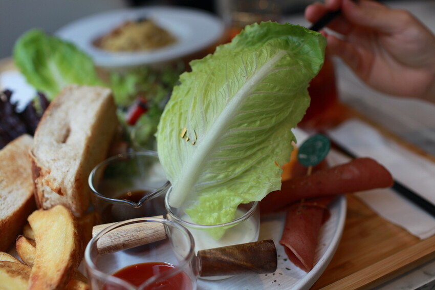 高雄市仁武區吃。高雄市｜仁武區。「三十早人羽''仁武總店''Han's coffee」新店報報!!!! 門面氣派複合式咖啡廳，全台唯