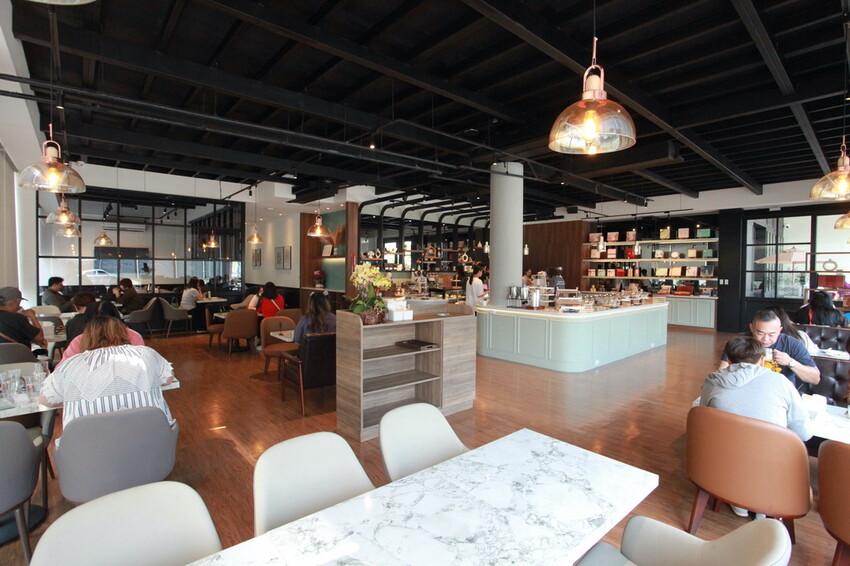 高雄市仁武區吃。高雄市｜仁武區。「三十早人羽''仁武總店''Han's coffee」新店報報!!!! 門面氣派複合式咖啡廳，全台唯