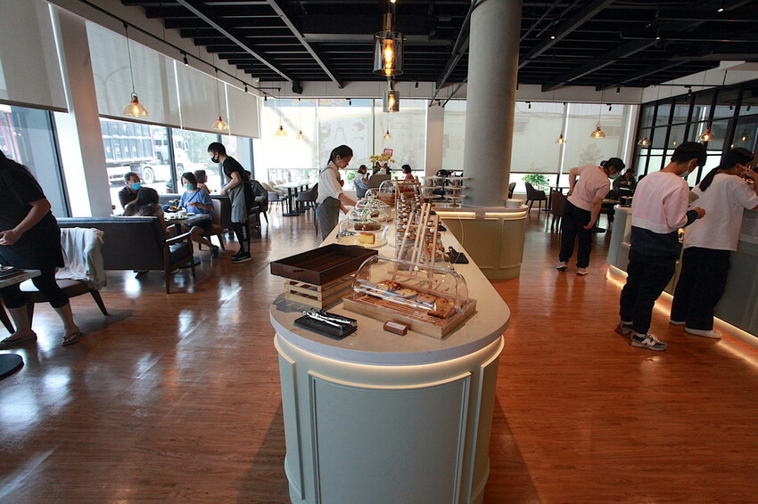 高雄市仁武區吃。高雄市｜仁武區。「三十早人羽''仁武總店''Han's coffee」新店報報!!!! 門面氣派複合式咖啡廳，全台唯