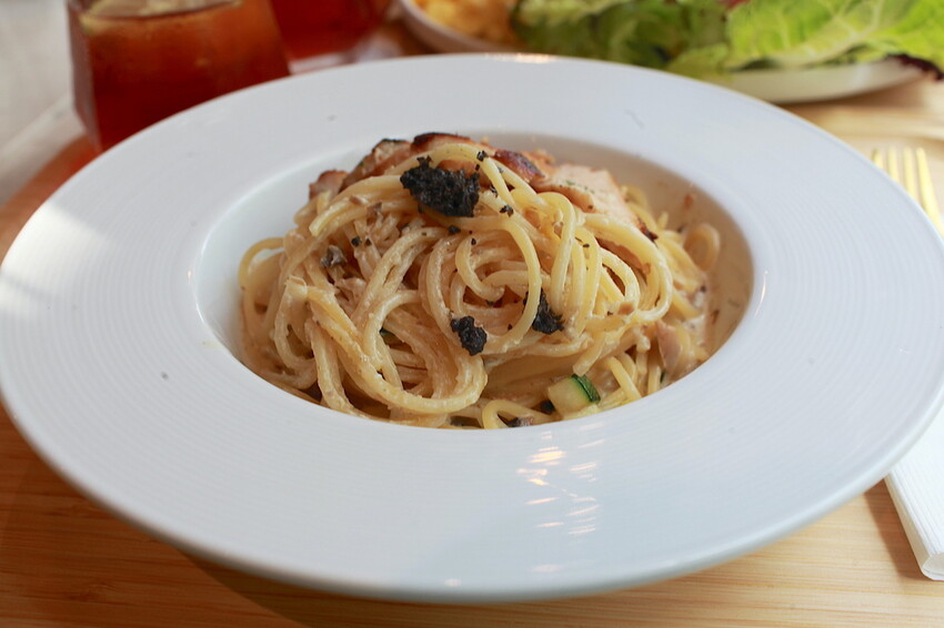 高雄市仁武區吃。高雄市｜仁武區。「三十早人羽''仁武總店''Han's coffee」新店報報!!!! 門面氣派複合式咖啡廳，全台唯