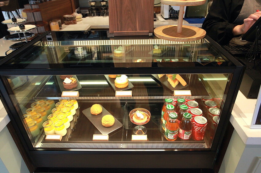 高雄市仁武區吃。高雄市｜仁武區。「三十早人羽''仁武總店''Han's coffee」新店報報!!!! 門面氣派複合式咖啡廳，全台唯