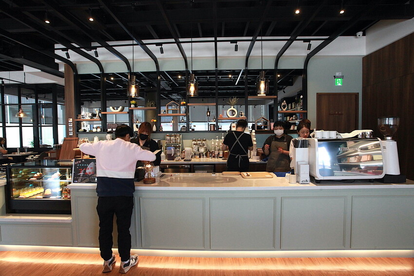 高雄市仁武區吃。高雄市｜仁武區。「三十早人羽''仁武總店''Han's coffee」新店報報!!!! 門面氣派複合式咖啡廳，全台唯