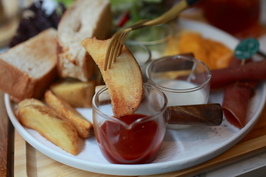 高雄市仁武區吃。高雄市｜仁武區。「三十早人羽''仁武總店''Han's coffee」新店報報!!!! 門面氣派複合式咖啡廳，全台唯