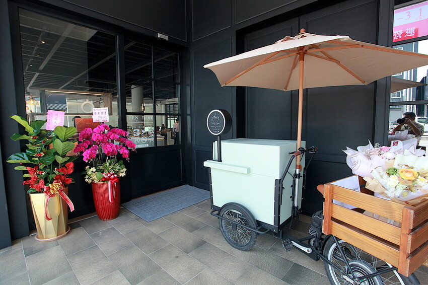 高雄市仁武區吃。高雄市｜仁武區。「三十早人羽''仁武總店''Han's coffee」新店報報!!!! 門面氣派複合式咖啡廳，全台唯