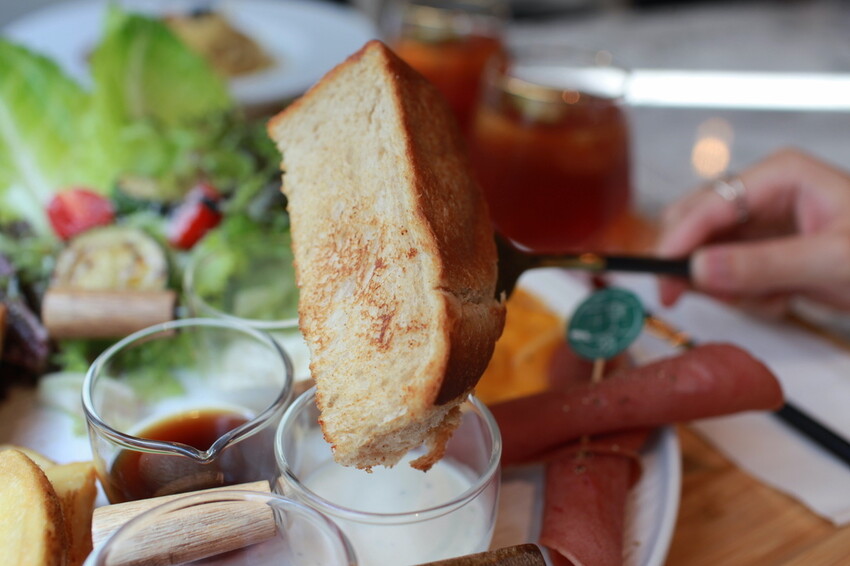 高雄市仁武區吃。高雄市｜仁武區。「三十早人羽''仁武總店''Han's coffee」新店報報!!!! 門面氣派複合式咖啡廳，全台唯