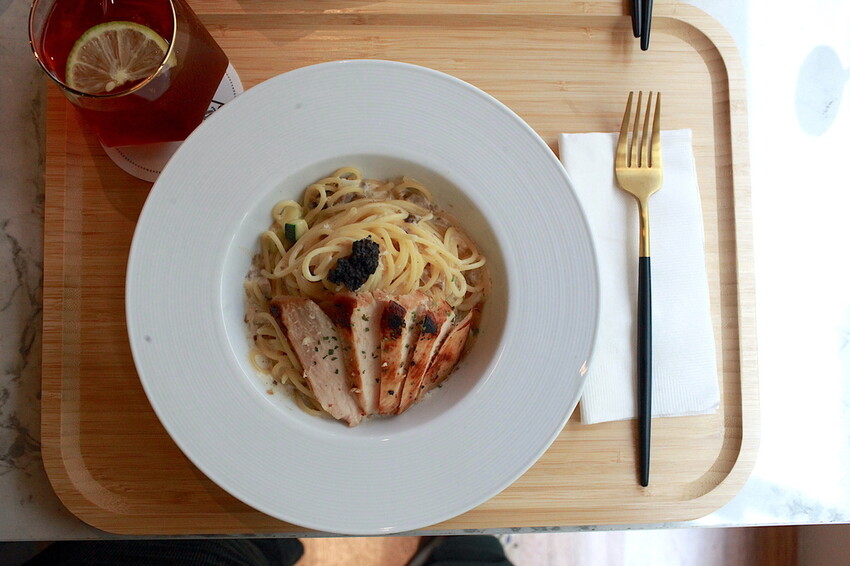 高雄市仁武區吃。高雄市｜仁武區。「三十早人羽''仁武總店''Han's coffee」新店報報!!!! 門面氣派複合式咖啡廳，全台唯