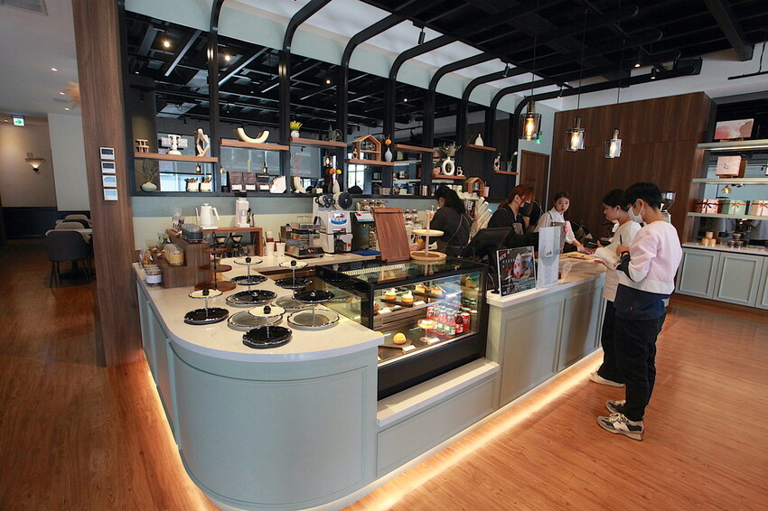 高雄市仁武區吃。高雄市｜仁武區。「三十早人羽''仁武總店''Han's coffee」新店報報!!!! 門面氣派複合式咖啡廳，全台唯