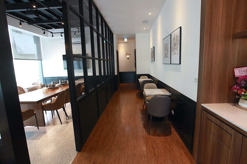 高雄市仁武區吃。高雄市｜仁武區。「三十早人羽''仁武總店''Han's coffee」新店報報!!!! 門面氣派複合式咖啡廳，全台唯