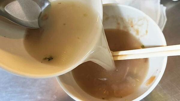 新北市中和區莊敬路市場米粉湯｜市場裡的簡單米粉湯，味道不錯哦