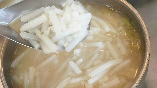 新北市中和區莊敬路市場米粉湯｜市場裡的簡單米粉湯，味道不錯哦