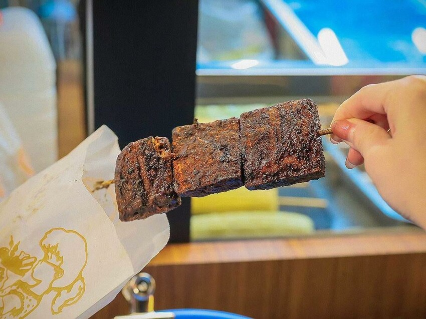 竹北烤第一三民店 營業到凌晨02:00 髒髒串燒烤肉是夜貓子、上班族下班後的宵夜場