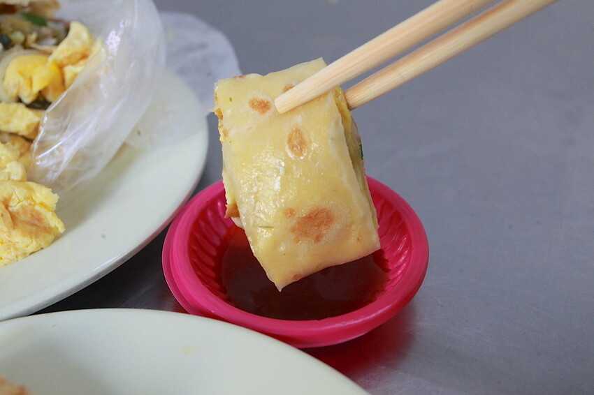 高雄市左營區吃。高雄市｜左營區。「孟記早點」果貿社區美食，老字號眷村風味平價早餐店，獨特燒餅夾蛋菜完全滿足您的味