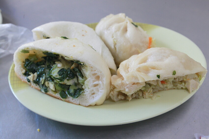 高雄市左營區吃。高雄市｜左營區。「孟記早點」果貿社區美食，老字號眷村風味平價早餐店，獨特燒餅夾蛋菜完全滿足您的味