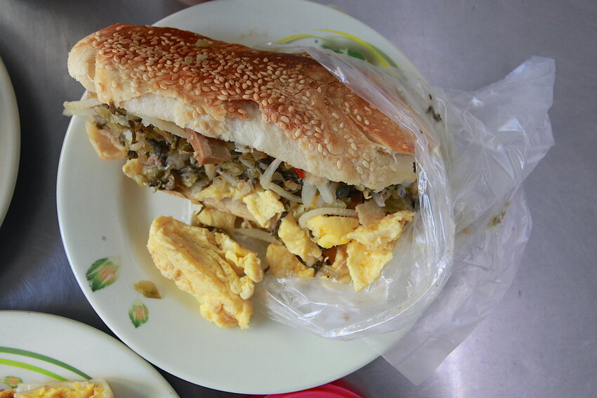 高雄市左營區吃。高雄市｜左營區。「孟記早點」果貿社區美食，老字號眷村風味平價早餐店，獨特燒餅夾蛋菜完全滿足您的味