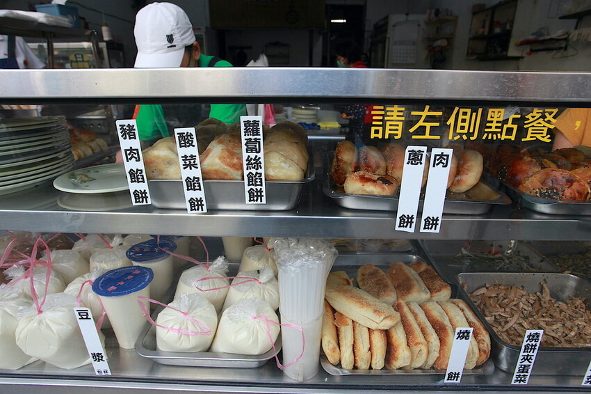 高雄市左營區吃。高雄市｜左營區。「孟記早點」果貿社區美食，老字號眷村風味平價早餐店，獨特燒餅夾蛋菜完全滿足您的味