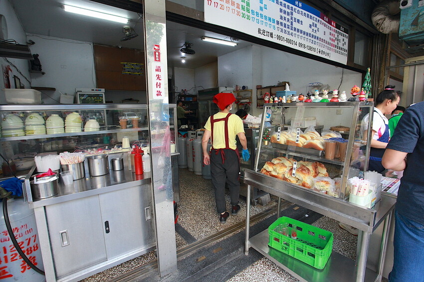 高雄市左營區吃。高雄市｜左營區。「孟記早點」果貿社區美食，老字號眷村風味平價早餐店，獨特燒餅夾蛋菜完全滿足您的味