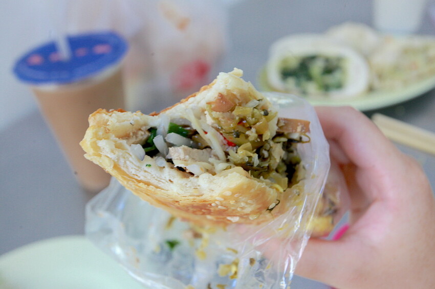 高雄市左營區吃。高雄市｜左營區。「孟記早點」果貿社區美食，老字號眷村風味平價早餐店，獨特燒餅夾蛋菜完全滿足您的味