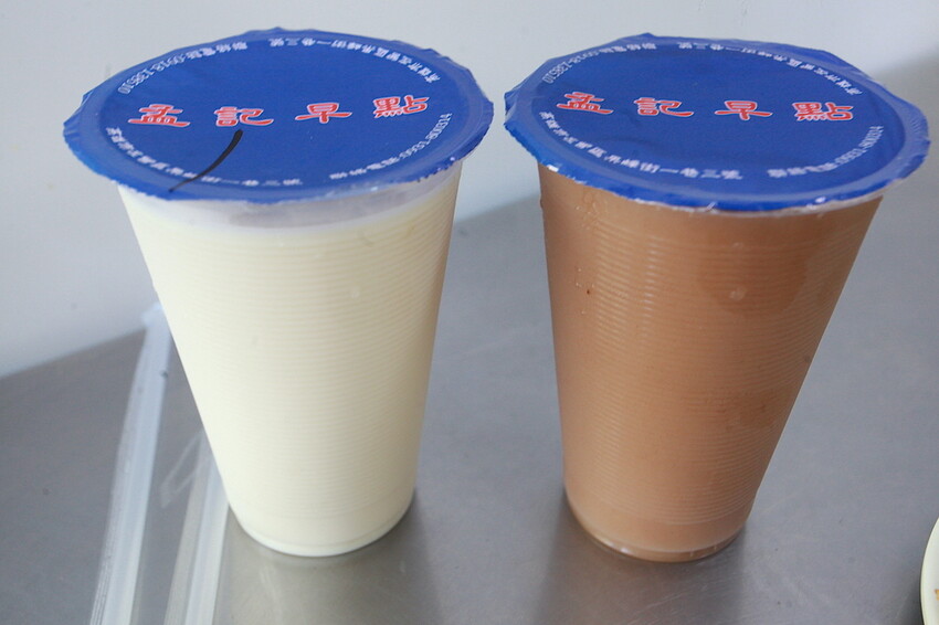 高雄市左營區吃。高雄市｜左營區。「孟記早點」果貿社區美食，老字號眷村風味平價早餐店，獨特燒餅夾蛋菜完全滿足您的味