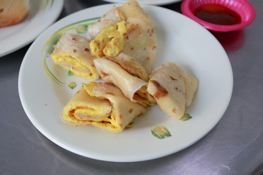 高雄市左營區吃。高雄市｜左營區。「孟記早點」果貿社區美食，老字號眷村風味平價早餐店，獨特燒餅夾蛋菜完全滿足您的味