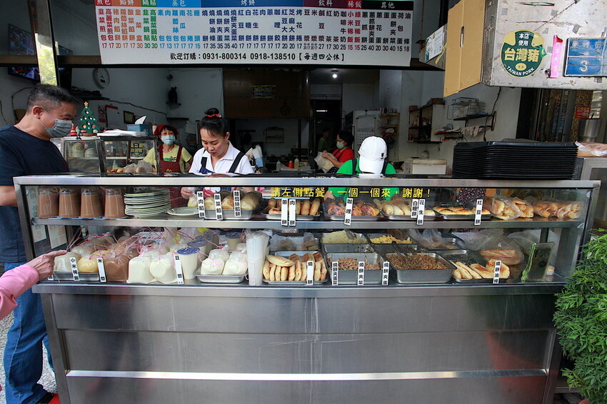 高雄市左營區吃。高雄市｜左營區。「孟記早點」果貿社區美食，老字號眷村風味平價早餐店，獨特燒餅夾蛋菜完全滿足您的味