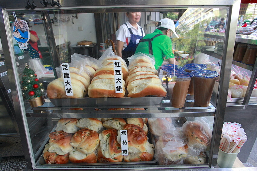 高雄市左營區吃。高雄市｜左營區。「孟記早點」果貿社區美食，老字號眷村風味平價早餐店，獨特燒餅夾蛋菜完全滿足您的味