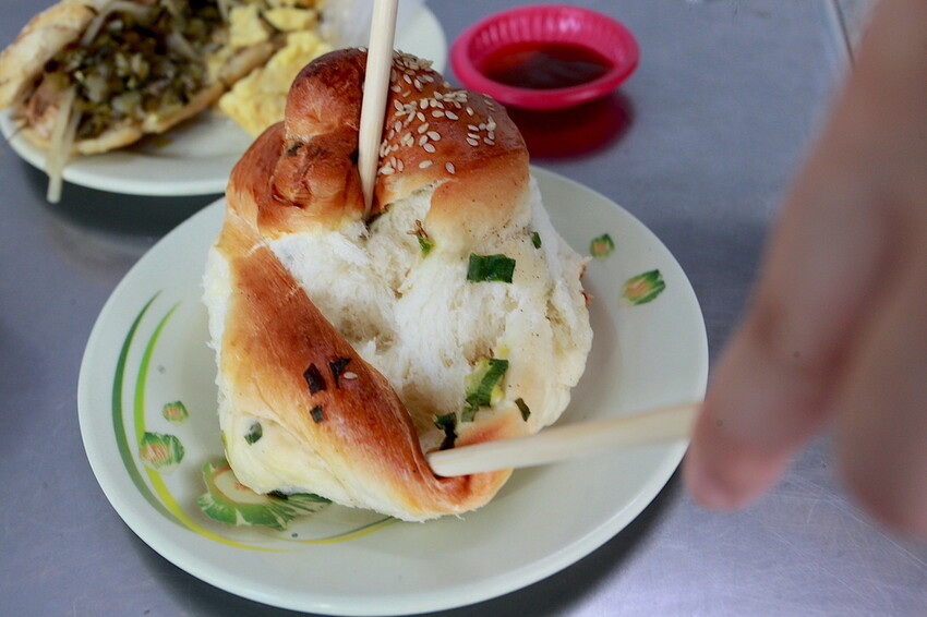 高雄市左營區吃。高雄市｜左營區。「孟記早點」果貿社區美食，老字號眷村風味平價早餐店，獨特燒餅夾蛋菜完全滿足您的味