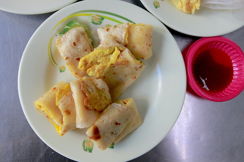 高雄市左營區吃。高雄市｜左營區。「孟記早點」果貿社區美食，老字號眷村風味平價早餐店，獨特燒餅夾蛋菜完全滿足您的味