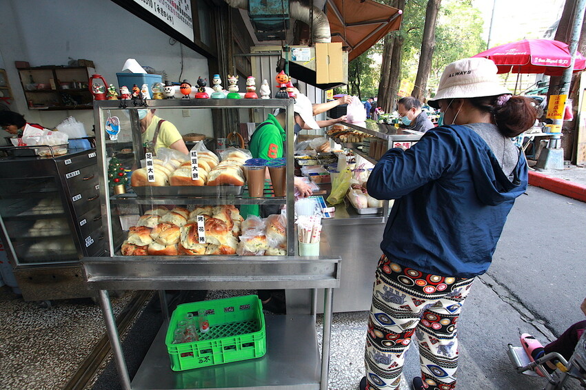 高雄市左營區吃。高雄市｜左營區。「孟記早點」果貿社區美食，老字號眷村風味平價早餐店，獨特燒餅夾蛋菜完全滿足您的味
