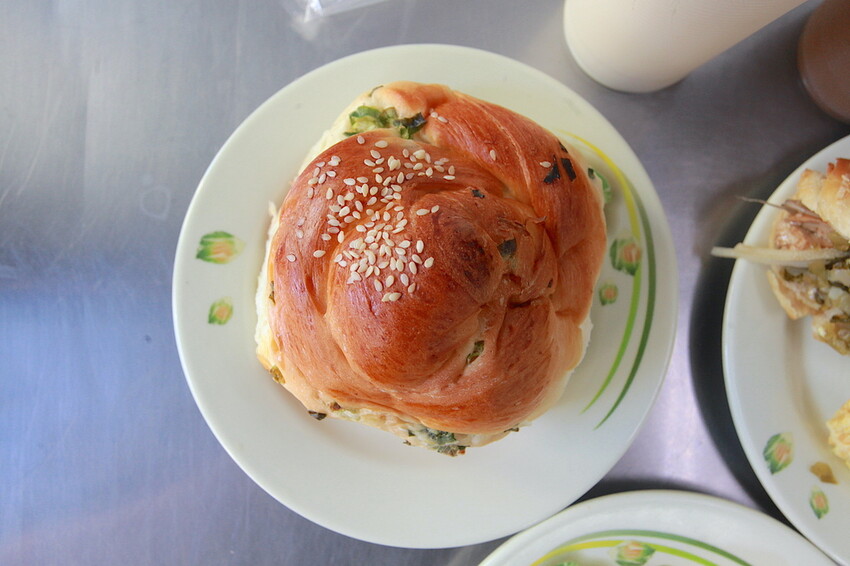 高雄市左營區吃。高雄市｜左營區。「孟記早點」果貿社區美食，老字號眷村風味平價早餐店，獨特燒餅夾蛋菜完全滿足您的味