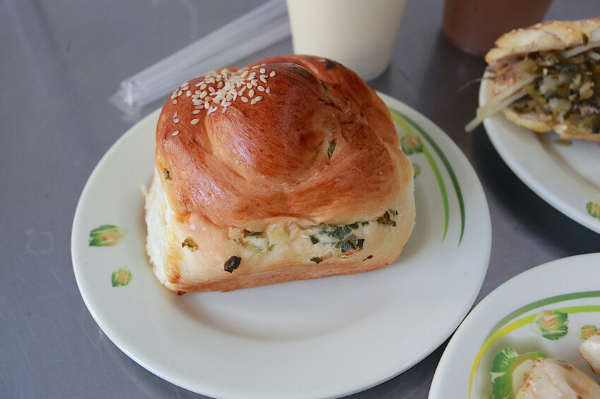 高雄市左營區吃。高雄市｜左營區。「孟記早點」果貿社區美食，老字號眷村風味平價早餐店，獨特燒餅夾蛋菜完全滿足您的味