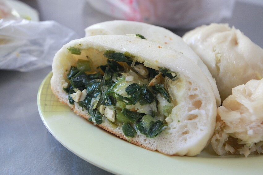 高雄市左營區吃。高雄市｜左營區。「孟記早點」果貿社區美食，老字號眷村風味平價早餐店，獨特燒餅夾蛋菜完全滿足您的味