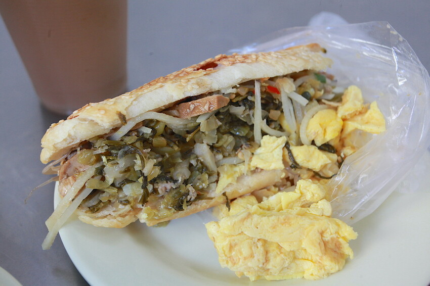 高雄市左營區吃。高雄市｜左營區。「孟記早點」果貿社區美食，老字號眷村風味平價早餐店，獨特燒餅夾蛋菜完全滿足您的味