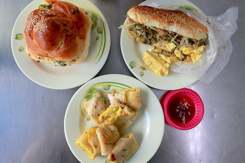 高雄市左營區吃。高雄市｜左營區。「孟記早點」果貿社區美食，老字號眷村風味平價早餐店，獨特燒餅夾蛋菜完全滿足您的味