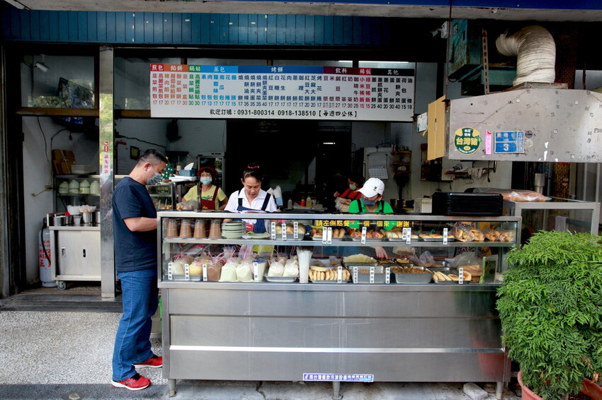 高雄市左營區吃。高雄市｜左營區。「孟記早點」果貿社區美食，老字號眷村風味平價早餐店，獨特燒餅夾蛋菜完全滿足您的味