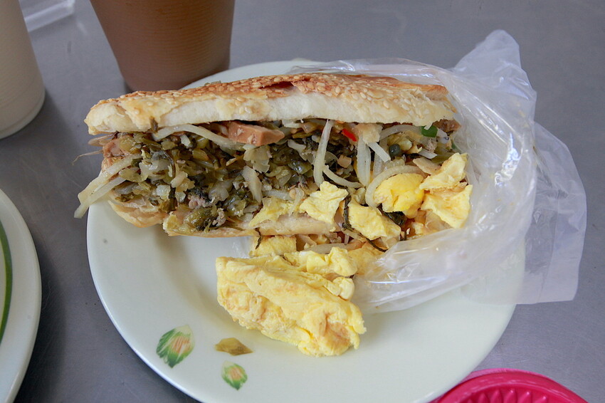 高雄市左營區吃。高雄市｜左營區。「孟記早點」果貿社區美食，老字號眷村風味平價早餐店，獨特燒餅夾蛋菜完全滿足您的味