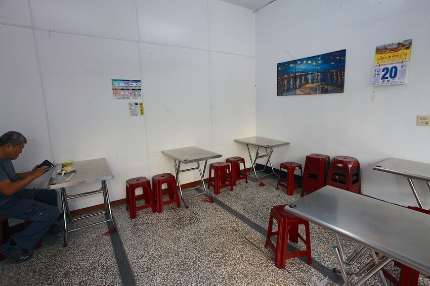 高雄市左營區吃。高雄市｜左營區。「孟記早點」果貿社區美食，老字號眷村風味平價早餐店，獨特燒餅夾蛋菜完全滿足您的味