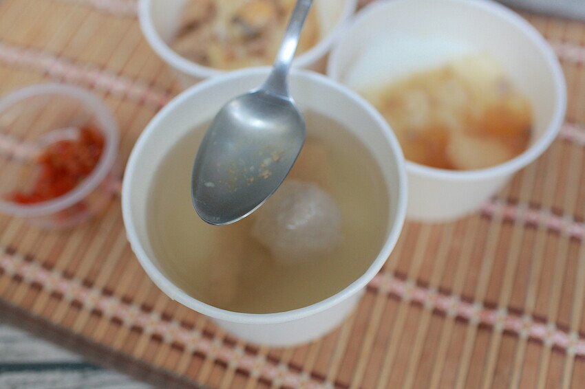 台南市中西區吃。台南市|中西區。「三女碗粿」罕見文青風古早味碗粿店,外觀潔白碗粿糕體竟然這麼好吃「三女碗粿」。