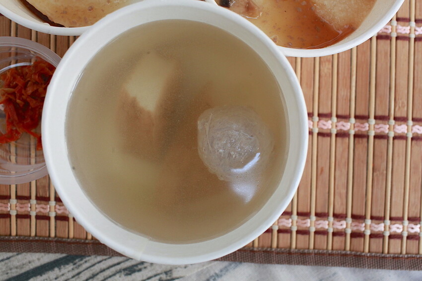 台南市中西區吃。台南市|中西區。「三女碗粿」罕見文青風古早味碗粿店,外觀潔白碗粿糕體竟然這麼好吃「三女碗粿」。