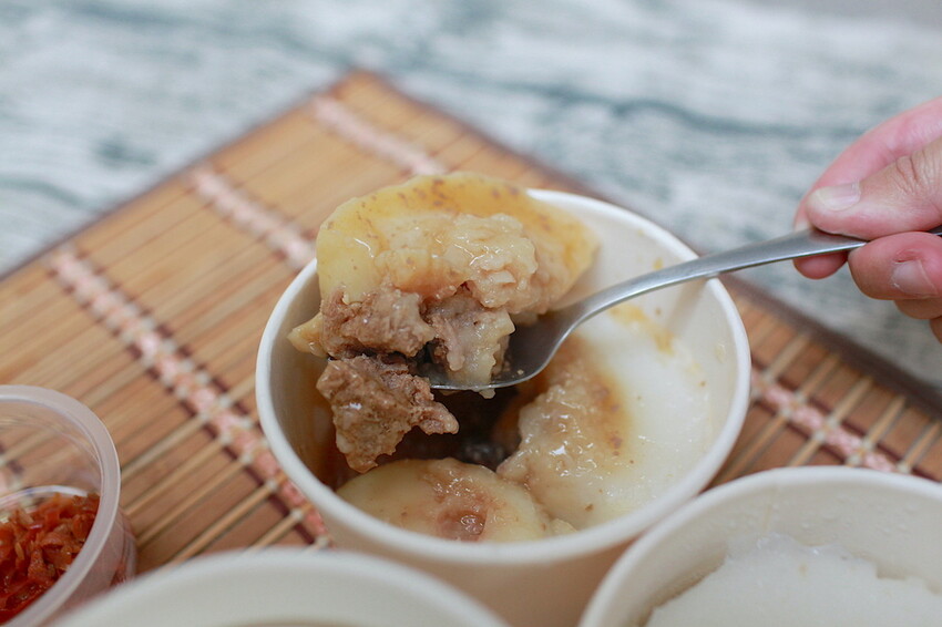 台南市中西區吃。台南市|中西區。「三女碗粿」罕見文青風古早味碗粿店,外觀潔白碗粿糕體竟然這麼好吃「三女碗粿」。