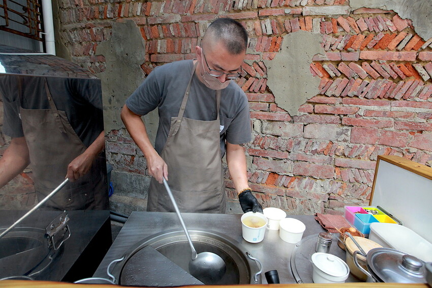 台南市中西區吃。台南市|中西區。「三女碗粿」罕見文青風古早味碗粿店,外觀潔白碗粿糕體竟然這麼好吃「三女碗粿」。