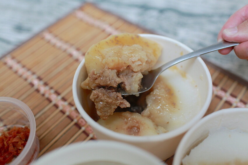 台南市中西區吃。台南市|中西區。「三女碗粿」罕見文青風古早味碗粿店,外觀潔白碗粿糕體竟然這麼好吃「三女碗粿」。